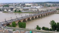 Bordeaux_-_Pont_de_Pierre_vu_depuis_la_flèche_Saint_Michel