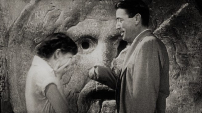 Audrey_Hepburn_and_Gregory_Peck_at_the_Mouth_of_Truth_Roman_Holiday_trailer-bocca_della_verita